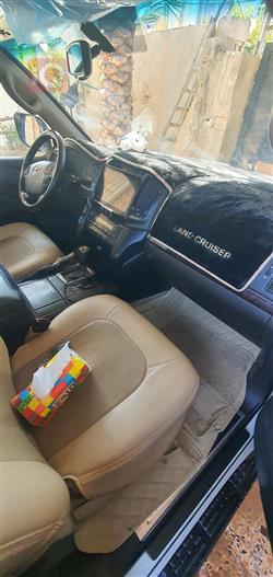 تۆیۆتا لاند کروزەر